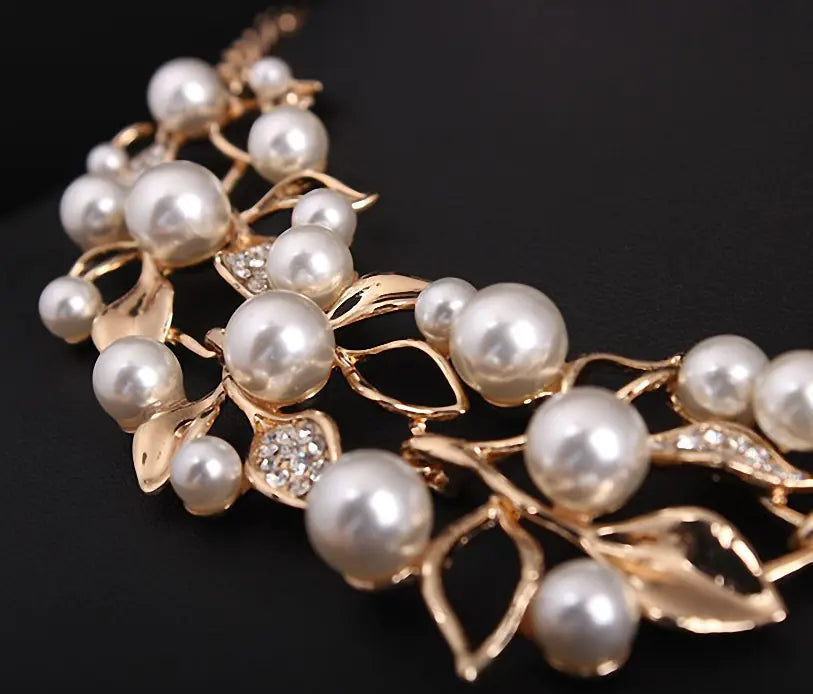 Fashionable Pearl and Diamond Bridal Jewelry Set